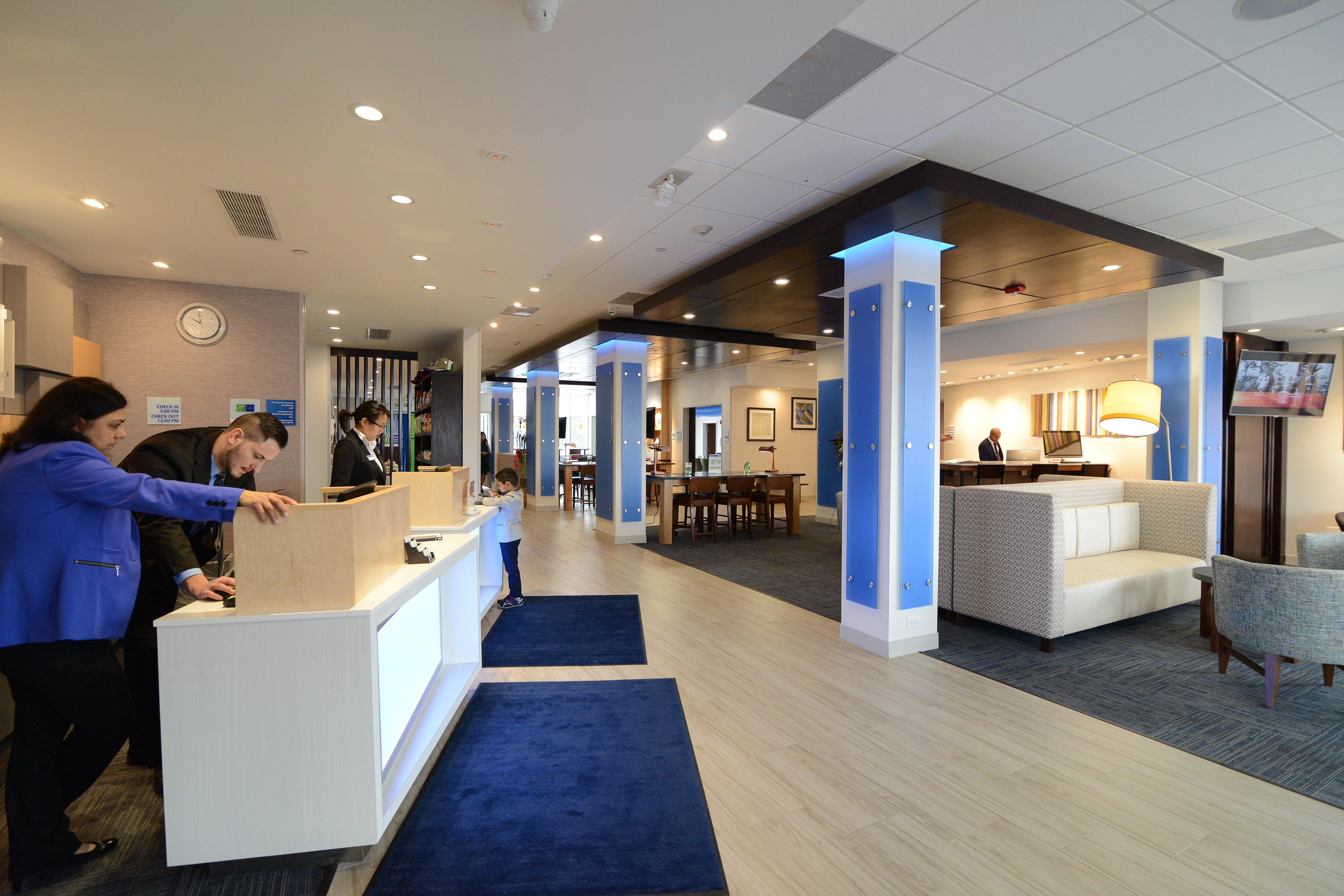 Holiday Inn Express & Suites Chicago North Shore - Niles By Ihg Exterior photo
