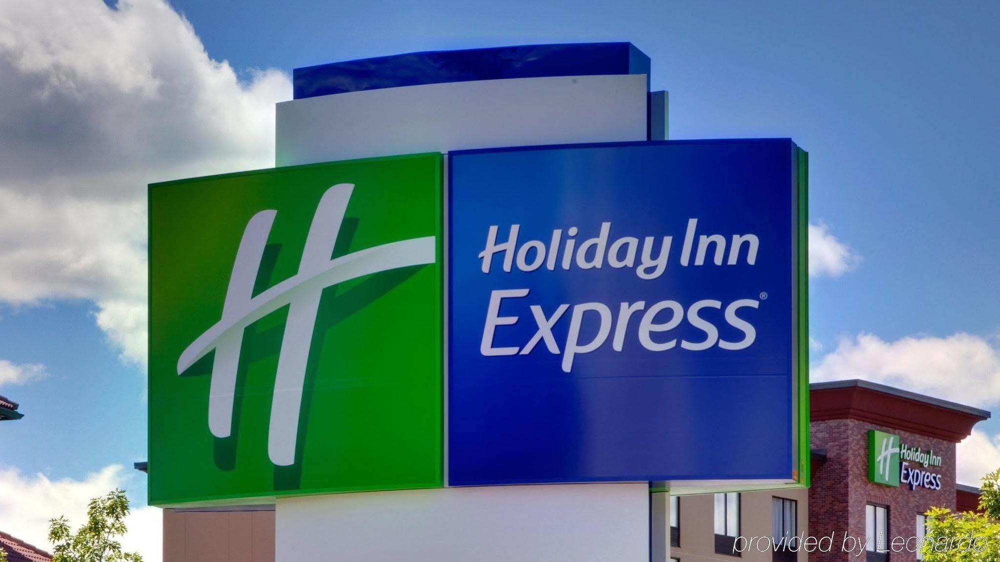 Holiday Inn Express & Suites Chicago North Shore - Niles By Ihg Exterior photo